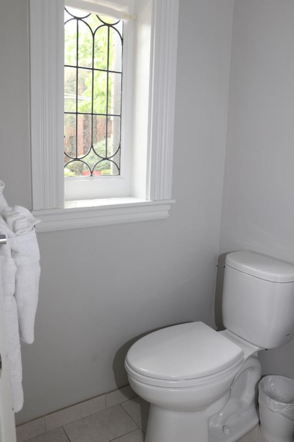 A Stylish Stay W/ A Queen Bed, Heated Floors.. #18 Brookline Exteriér fotografie